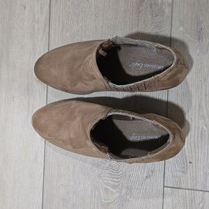 American Eagle tan boots, size 9w